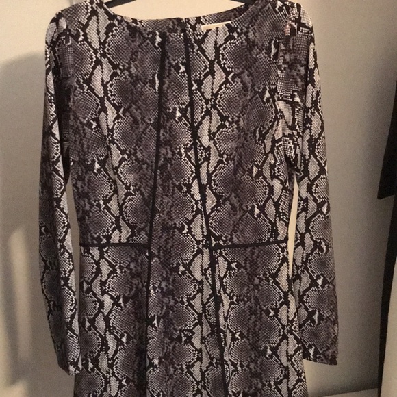 NWT MICHAEL KORS POLYESTER A-LINE LONG SLEEVE DRESS. GREAT PRINT!BACK ZIPPER. S8 - Picture 2 of 9